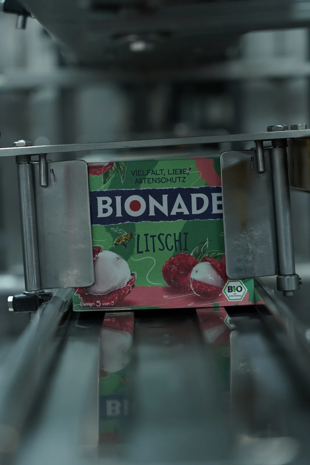Karton auf der Produktionslinie.