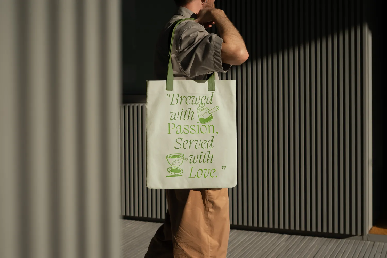 Stofftasche mit Tassen-Motiven.