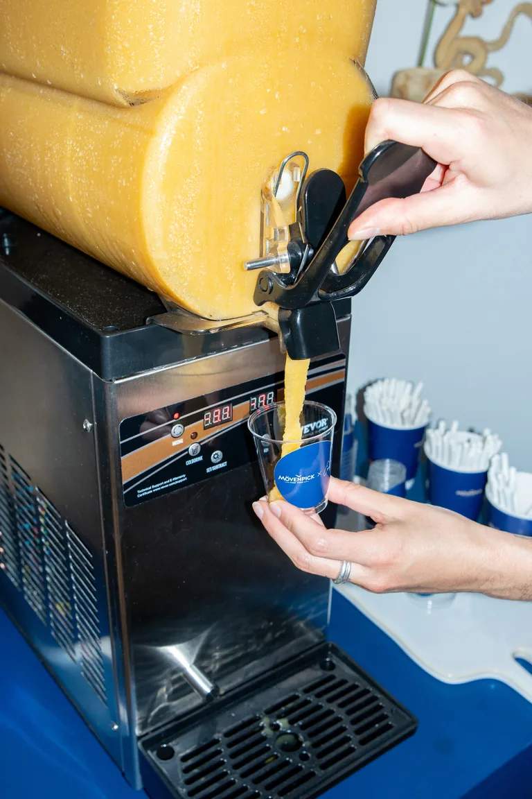 Slush im Mövenpick-Becher.